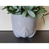 Vintage Blumentopf Auf Fuß, Blattmuster, Grau Vintage Blumentopf Auf Fuß, Blattmuster, Grau von VintageDeBlijeEkster