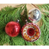 Vintage Christbaumkugeln | 3, 1 Große Silberfarbene Glaskugeln Und 2 Silberne Kugeln von VintageDeBlijeEkster