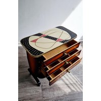 Kultiger Beistellwagen Vintage Rockabilly, Zeitungswagen Rollwagen Nachttisch Drei Schubladen Resopaltisch Mid Century Design Selten von VintageDealersHH