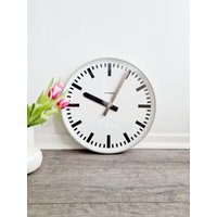 Vintage Siemens Bauhaus Wanduhr Graues Industriedekor, Made in Germany von VintageDealersHH