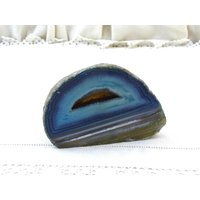Dicke Vintage Stehende Platte Aus Gebändertem Blauem Achatstein Mit Kristallen, Retro-Mineraldarstellung in Blau Und Weiß, Kabinett Des von VintageDecorFrancais