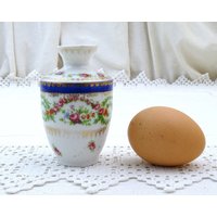 Kleine Vintage Weiße Porzellan Erdmann Schlegelmilch Vase Mit Rosenblüten Laub Und Goldmuster, Blumenanordnung von VintageDecorFrancais