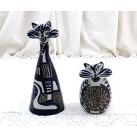 Set Von 2 Vintage Handgemachte Porzellan China Blau Und Weiß Studio Keramik Katzen, Retro Handwerklich Gefertigte Sammler Katzen Figur Aus Frankreich von VintageDecorFrancais