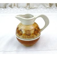 Vintage Mid Century Jersey Keramik Krug Mit Handgemaltem Muster in Braun, Retro Souvenir Von Den Kanalinseln, Keramikvase Uk von VintageDecorFrancais
