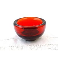 Vintage Minamilist Runde Rote Glas Teelicht-Kerzenhalter, Retro Scandi Style Glaswaren Verzierung, Skandinavisch Inspirierte Schüssel Aus Europa von VintageDecorFrancais