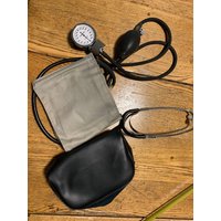 Vintage Sphygmomanometer von VintageEmporium17