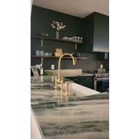 Unlackierte Brücke Küchenarmatur Aus Massivem Messing Mit Sprüher Unlackierte Brücke Küchenarmatur Aus Massivem Messing Mit Sprüher von VintageFaucets