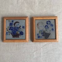 Set Von 2 Vintage Glasierte Keramikfliesen Wandkunst Gerahmte Wandbehang Platten von VintageFindsAmvis