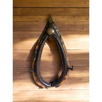 Antikes Leder Und Holz Pferdehalsband Mit Metallelementen Yoke Ranch Decor Wandbehang von VintageFindsAmvis