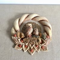 Vintage Eulenkranz Salzteig Eulendekoration Für Zuhause Eulengeschenkfigur Eulendekor von VintageFindsAmvis