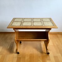Beistelltisch Mit Fliesenplatte Und Zeitungsständer Vintage Tisch Auf Rollen von VintageFindsAmvis