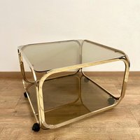 Barwagen Beistelltisch Mit Goldfarbenem Metallrahmen Und Zwei Massiven Getönten Gläsern Von Mcm Design von VintageFindsAmvis