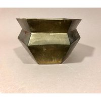 Vintage Kleiner Übertopf Messing, Hexagon Form, Messing Mit Patina Vintage Kleiner Übertopf Messing, Hexagon Form, Messing Mit Patina von VintageFraeulein