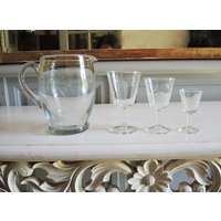 Antik Französisch Glassware Service 33 Stem Glasses & Decanter von VintageFrenchGalore