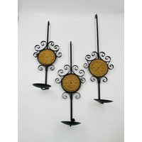 3Er Set - Dekorative Schwarze Schmiedeeisen Kerzen-Wandleuchter Mit Sandfarbenen Medaillon-Zentren 3Er Set - Dekorative Schwarze Schmiedeeisen Kerzen-Wandleuchter Mit Sandfarbenen Medaillon-Zentren von BlackHillsTradingLLC