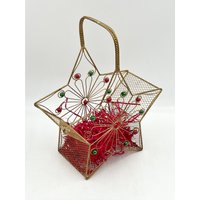 Golddraht Weihnachts-stern-Korb Mit Blumen-Design Und Grün/Roten Weihnachtskugeln von VintageFriendsStore
