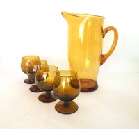 Handbesticktes Vintage Bernsteinglas 38Oz Krug & Vier Passende 4Oz Mini Snifter Cocktail Gläser von VintageGlassFindsCo