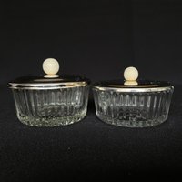 Paar Passendes Vintage Klarglas Vertikal Geripptes Geschirr Mit Starburst Basen & Metalldeckeln Perlenknauf Griffen von VintageGlassFindsCo