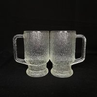 Paar Vintage Robuste 14 Unzen Eisrinde Strukturierte Mattierte Jeannette Glas Finlandia Footed Bierkrüge/Becher Humpen - Mcm Barware von VintageGlassFindsCo