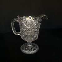 Sonne Lila Wunderschönes Antikes Pressglas Knopfmuster 7Oz 5" Fuß Krug - Antiker Milchknöpfe Sonne Lila Wunderschönes Antikes Pressglas Knopfmuster 7Oz 5" Fuß Krug - Antiker Milchknöpfe von VintageGlassFindsCo