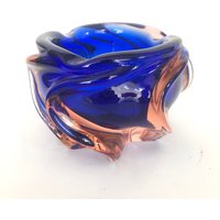 Super Retro Murano Kunst Glas Koralle Rosa Und Royal Blue Schale - Aschenbecher von VintageGlassFindsCo