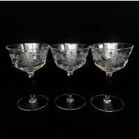 Trio Von Vintage Crystal 3 Unzen Daisy Etched Likörgläser - Retro Barware von VintageGlassFindsCo