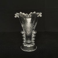 Vintage Wj Hughes Kornblume Klare Geätzte Glas Vase Mit Rüschen Kerzenrand Und Akzent von VintageGlassFindsCo