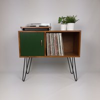 Schallplatten Aufbewahrung | Nussbaum Sideboard Mit Schwarzen Haarnadelbeinen Smaragdgrün von VintageHouseCoruna