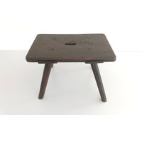 Antiker Handgefertigter Abgenutzter Holzhocker Mit Schildern von VintageInModeDeluxe