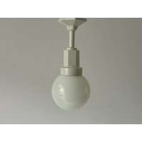 Art Deco Hängelampe Aus Glaskugel Und Weißer Keramik, 1960Er Jahre, Italien Art Deco Hängelampe Aus Glaskugel Und Weißer Keramik, 1960Er Jahre, Italien von VintageInModeDeluxe