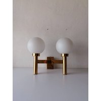 Double Opal Glas & Messing Groß Minimalist Sputnik Sconce, 1970Er Jahre Double Opal Glas & Messing Groß Minimalist Sputnik Sconce, 1970Er Jahre von VintageInModeDeluxe