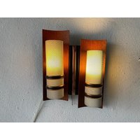 Geschwungenes Holz & Doppelweißer Metallschirm Single Sconce, 1960Er Jahre von VintageInModeDeluxe