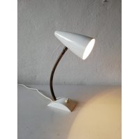 Mid Century Metall Weißer Körper Schwanenhals Schreibtisch Lampe - 50Er Jahre Deutschland Mid Century Metall Weißer Körper Schwanenhals Schreibtisch Lampe - 50Er Jahre Deutschland von VintageInModeDeluxe