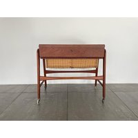 Mid-Century Modern Danish Teak Nähtisch Mit Weidenkorb, 1960Er Jahre, Dänemark von VintageInModeDeluxe