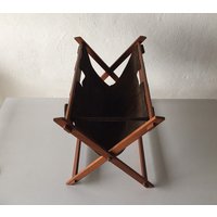 Mid Century Modern Danish Teak Und Wildleder Zeitungshalter von VintageInModeDeluxe