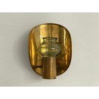 Modernist Messing Gewölbter Rückteil Mit Glas Kerzenhalter, Wohl Skandinavien, 50Er Jahre von VintageInModeDeluxe