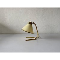 Vollmessing Körper Und Kunststoff Schatten Elegante Tischleuchte, 1950Er Jahre Vollmessing Körper Und Kunststoff Schatten Elegante Tischleuchte, 1950Er Jahre von VintageInModeDeluxe