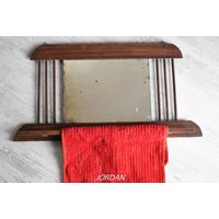 Vintage Holz Spiegel Mit Handtuchhalter // Primitiver Badezimmerschrank/ Handgemacht Alter Holzspiegel Wandbehang von VintageJordanShop