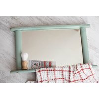 Vintage Holz Spiegel Mit Handtuchhalter // Primitiver Badezimmerschrank/ Handgemacht Alter Holzspiegel Wandbehang von VintageJordanShop