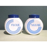 Vintage Fire King Blue Circle Zucker & Mehlstreuer Set von VintageKitchenwareUS