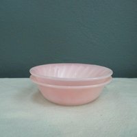 Vintage Fire King Pink Swirl 2-Teiliges Beerenschalen-Set von VintageKitchenwareUS