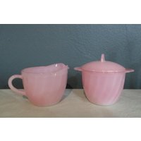 Vintage Fire King Pink Swirl Milchkännchen Und Zuckerdose von VintageKitchenwareUS