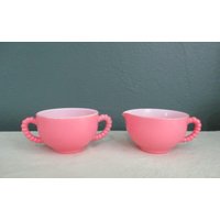 Vintage Hazel Atlas Pink Crinoline Zuckerdose & Milchkännchen | Perlengriffe Vintage Hazel Atlas Pink Crinoline Zuckerdose & Milchkännchen | Perlengriffe von VintageKitchenwareUS