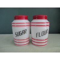 Vintage Hazel Atlas Rot Gestreift "Beehive" Zucker & Mehlstreuer Set | Schwarze Schrift Vintage Hazel Atlas Rot Gestreift "Beehive" Zucker & Mehlstreuer Set | Schwarze Schrift von VintageKitchenwareUS