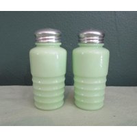 Vintage Jeannette Jadeite 2 Teilige Gewürzstreuer Set von VintageKitchenwareUS