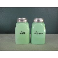 Vintage Mckee Jadeite Roman Arch Salz & Pfefferstreuer Set von VintageKitchenwareUS