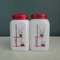 Vintage Mckee "Stickpot" Salz & Pfeffer Streuer Set von VintageKitchenwareUS