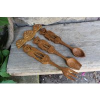 4 Tlg. Set Geschnitztes Holzbesteck Mit Hakenleiste Gabel Löffel Schaufel Dekoration Landhausküche Vintage 70Er Jahre von VintageKreativecke