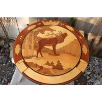 Intarsienbild Hirsch Ø 51, 5 cm Handmade Jäger Geschenk Jagdhütte Dekoration Holz Midcentury von VintageKreativecke