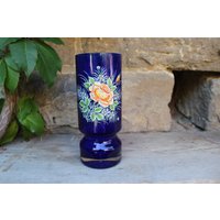 Vase Kobaltblaues Glas Handgemaltes Rosen Blumendekor 70Er Jahre Vintage Vase Kobaltblaues Glas Handgemaltes Rosen Blumendekor 70Er Jahre Vintage von VintageKreativecke